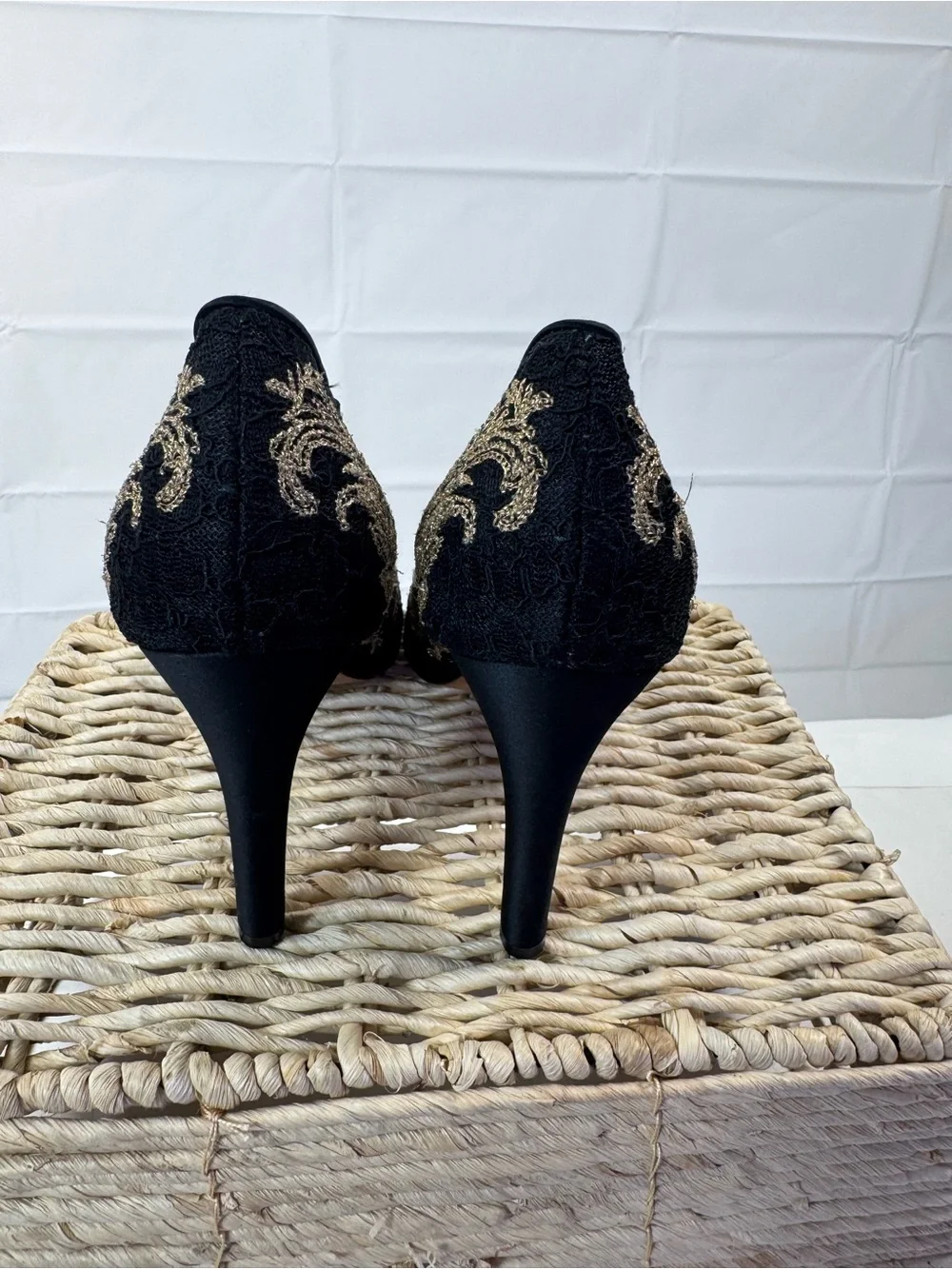 Beverly Feldman Black Gold Embroidered Lace Peep Toe Heels Size 7.5
